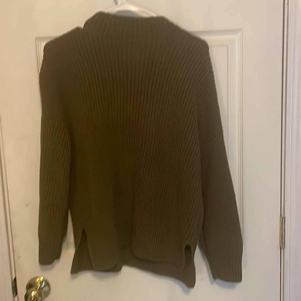 Green sweater M